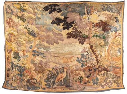 null Élément de tapisserie à sujet de verdure animée d'animaux. Style du XVIIIe
158...
