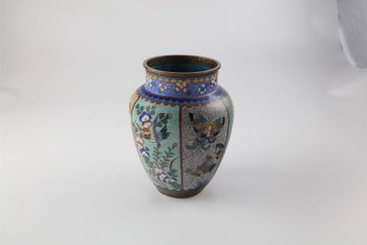 null CHINE
Vase en métal à décor cloisonné de fleurs et insectes
H. : 19 cm 
Ecl...