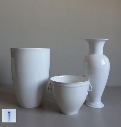 KPM Manufacture KPM - Berlin 
Set of three pieces in white
enamelled porcelain Blue...