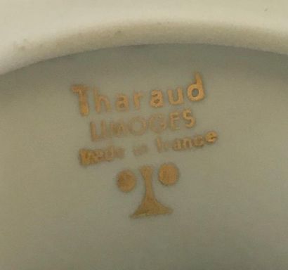 THARAUD LIMOGES - Manufacture THARAUD
Deux bustes en biscuit représentant Louise...