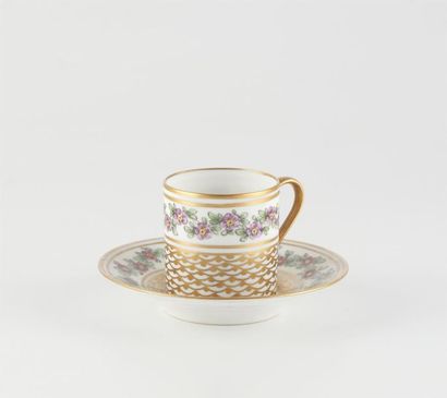 SÈVRES SEVRES (genre de)
Tasse litron et sa sous tasse en porcelaine à décor polychrome...