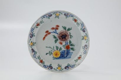 DELFT DELFT
Earthenware plate decorated with polychrome
flowers D.: 22 cm
Egrenu...