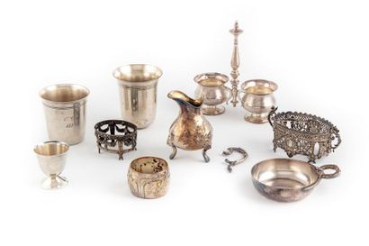 null Lot in silver plated metal including: an ashtray, two timpani, an oiler holder,...