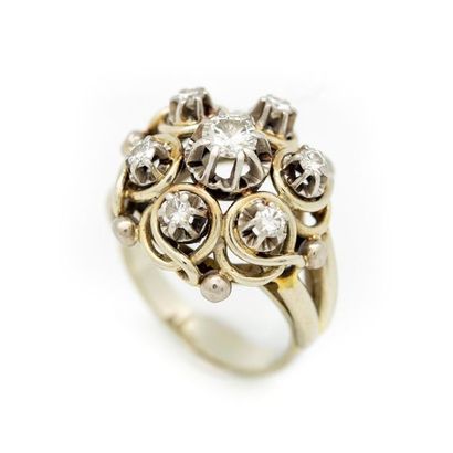 null Ball ring in white gold punctuated with small diamonds
Weight: 8.5 g.