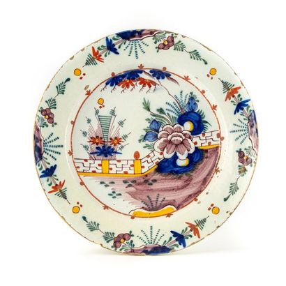 DELFT DELFT
Hollow earthenware dish with Chinese polychrome decoration
D.: 34,5 ...