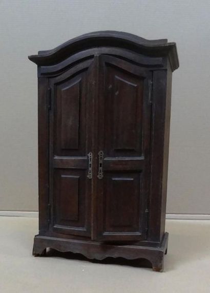 null Moulded wooden doll's cupboard. 18th century style
H. 58 - W. 37 - D. 19 cm
An...