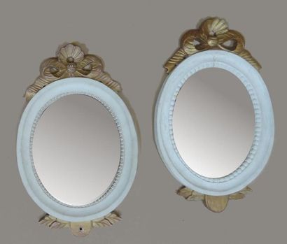 null Deux miroirs de forme ovale pouvant former une paire en bois laqué blanc à feuillure...