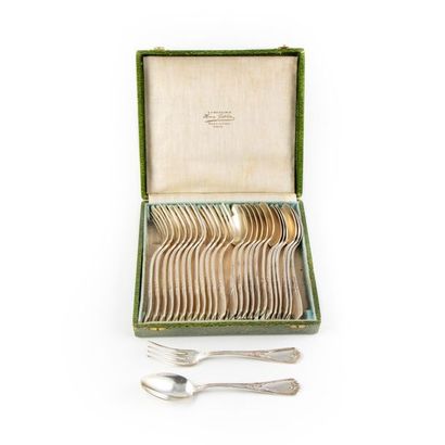 null Set of 13 large silver-plated metal cutlery with foliage decoration on the spatula....