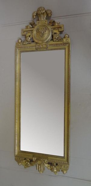 null Gilded wood window mirror with a frieze of pearls and a frieze of water leaves....