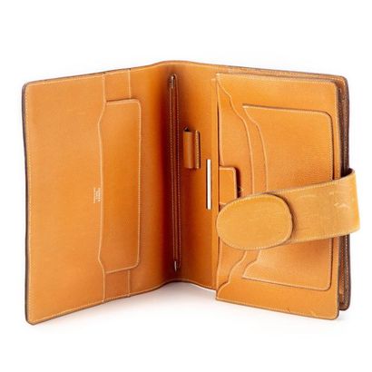 HERMES HERMES - Vintage
Leather Epsom light brown agenda holder. Monogrammed
24 x...