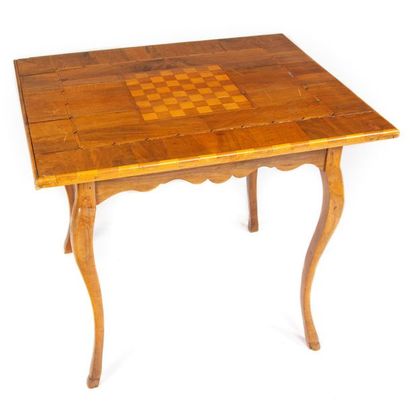 null Table à jeu en marqueterie ornée d'un échiquier, reposant sur 4 pieds cambrés...