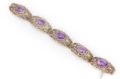 null Silver set decorated with cabochon amethysts comprising a necklace, a bracelet,...
