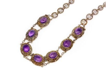 null Silver set decorated with cabochon amethysts comprising a necklace, a bracelet,...