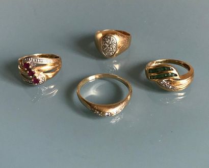 null Set of four rings set in yellow gold paved with various stones. Modern
work...