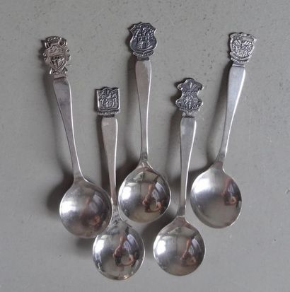 null Set of 5 (plus one accidental) silver teaspoons (900) with handle decorated...