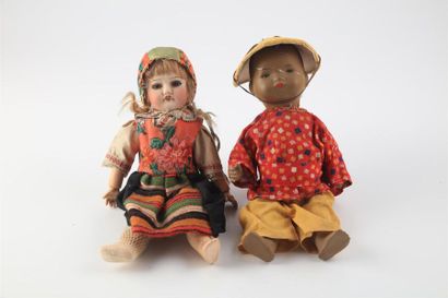 null Deux poupées à tête en porcelaine en costume traditionnel 
Marque France 
H....