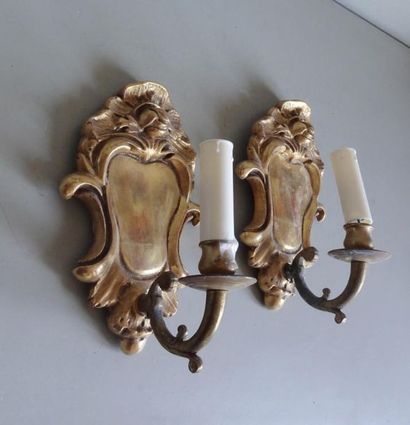 null Pair of sconces with a structure in plaster with a golden patina, moulded and...