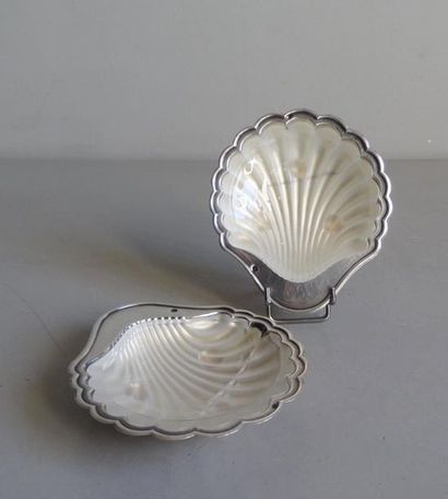 null Pair of silver cups in the shape of a shell resting on three small feet. Opaline...