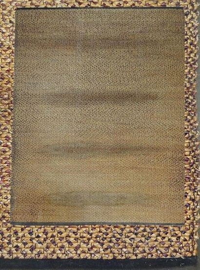 null Rectangular rug in woven raffia bordered on two sides by a braided raffia fabric
220...