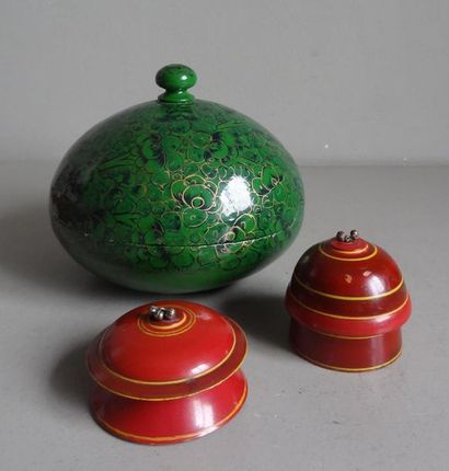 null Three lacquered
wooden boxes Nepalese or Indian
work D. 17 - 7 and 6 cm