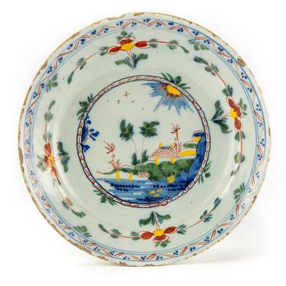 DELFT DELFT
Earthenware soup plate with pagoda decoration
D.: 22,5 cm
Egrenures