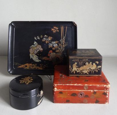 null Set of various boxes in lacquered wood and a small tray in papier maché
L. 26...