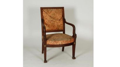null Mahogany and mahogany veneer armchair. Straight backrest joined by fluted armrests...