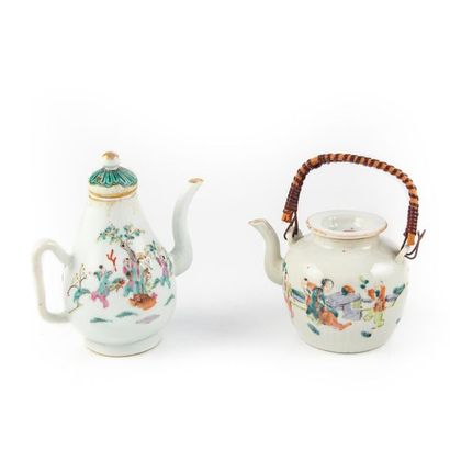 null CHINA XXth
2 jugs decorated with dance sketches
H.: 16 cm for one and 11 cm...