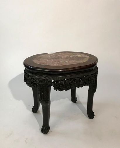 null ASIA - XXth
Oval polylobed
side table Marble top. Frieze of foliage at the belt...