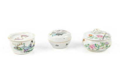 null CHINA XXth
Covered pot, cricket box, and box in enamelled porcelain 
H.: 4 ...