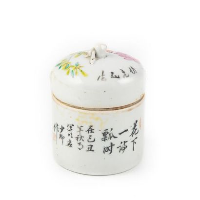 null CHINE XXe
Pot couvert en porcelaine émaillée à décor de poême et bambou
H. :...