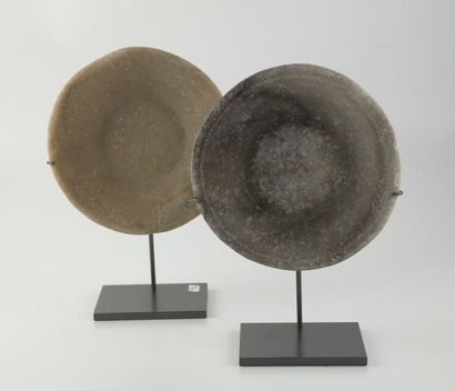 null Two stone plates in Chinese archaic style
D. 19,5 cm
Metal base 
