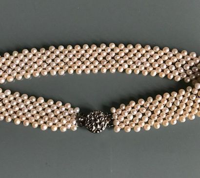 null Necklace made of pearl fishnet. Metal clasp.