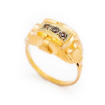 null Yellow gold ring in the center decorated with a pattern of small diamonds
Weight:...