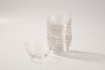 null Set of 10 glass finger bowls with engraved vine bud decoration
