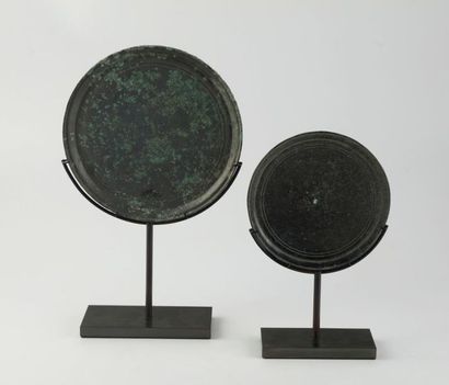 null Deux miroirs en bronze patiné dans le style archaïque chinois
D. 12,5 et 16,3...