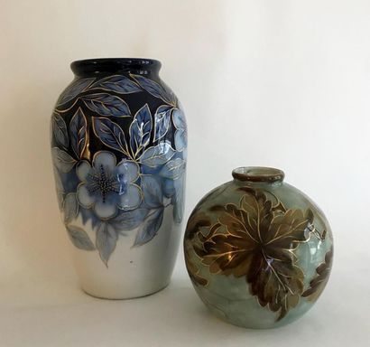 THARAUD LIMOGES - Manufacture THARAUD
Blue and gold porcelain ball vase with floral...