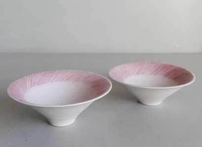 null Two small contemporary ceramic bowls with striped decoration.
D.: 14 cm