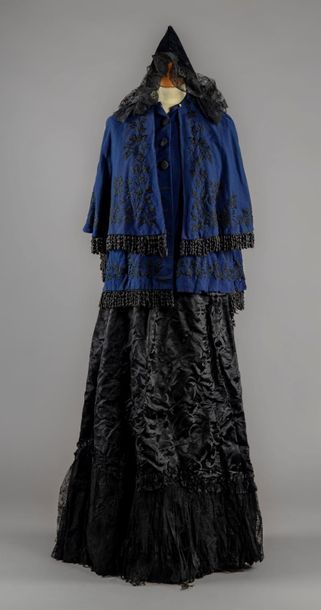 null Partie d'une garde-robe bourgeoise, 1880-1910 environ, une visite cape en crêpe...