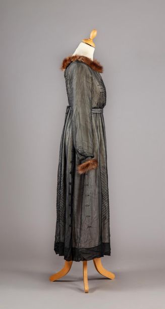 null Robe habillée, vers 1915-1920 (?), robe en mousseline de soie noire à décor...