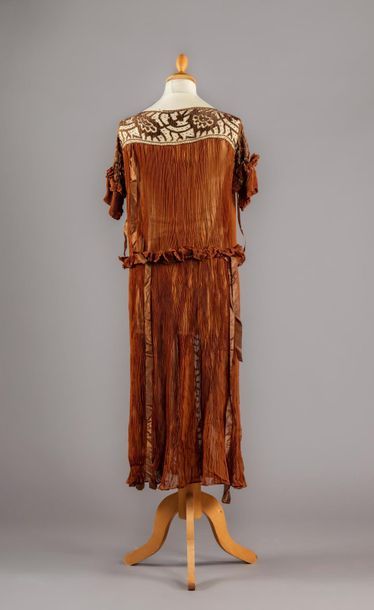 null Robe de diner, haute couture, vers 1920-1925, robe en mousseline de soie café...
