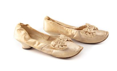 null Trois paires de souliers de dame, vers 1900, deux paires d'escarpins en satin...