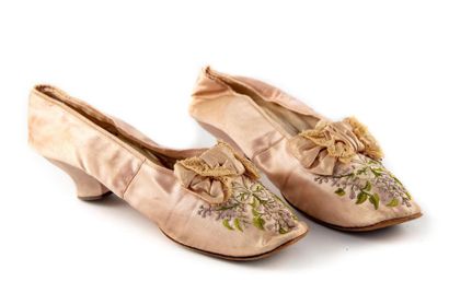 null Trois paires de souliers de dame, vers 1900, deux paires d'escarpins en satin...