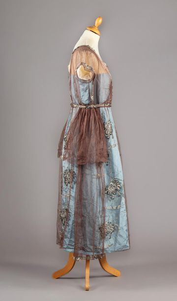 null Robe de style, vers 1920, robe de dessous en satin bleu ciel, robe de dessus...