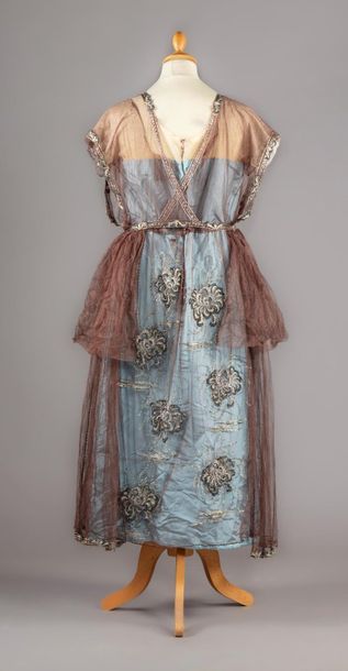 null Robe de style, vers 1920, robe de dessous en satin bleu ciel, robe de dessus...