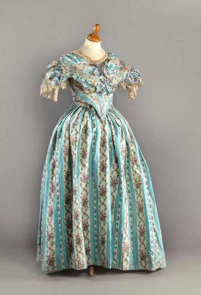 null Remarquable robe du bal, vers 1850, taffetas pékiné imprimé sur chaîne aux rayures...