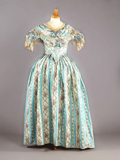 null Remarquable robe du bal, vers 1850, taffetas pékiné imprimé sur chaîne aux rayures...
