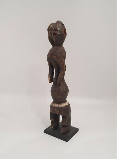 CHAMBA, NIGERIA. Statue en bois sculpté avec...