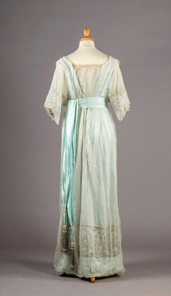 null Robe du soir, vers 1910-1913, robe taille haute à mancherons bouillonnés en...