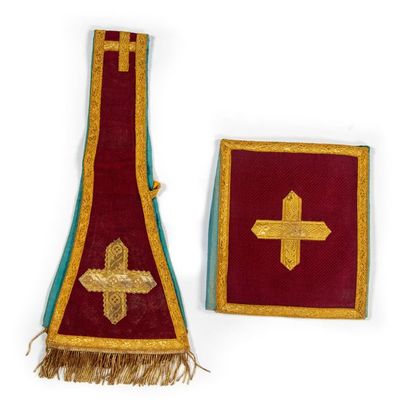 null Ornement liturgique complet, vers 1900, chasuble et accessoires en cannetillé...